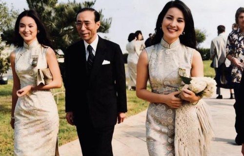 22岁的林青霞和邵逸夫同框，身着无袖修身的米白色旗袍！