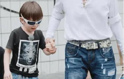 网友如何评价张柏芝安排Lucas回港陪伴爷爷