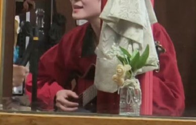 网友如何评价李宇春微醺弹唱《再见》的收官画面？
