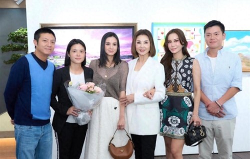 名媛林恬儿为许晋亨侄媳庆生，穿露背装大秀美背，懒理离婚传闻