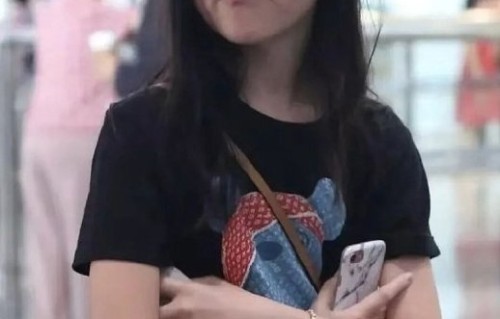 20岁李嫣近照曝光后，网友如何评价她的气质？|王菲|夏令营|李亚鹏|滤镜|嫣然天使基金
