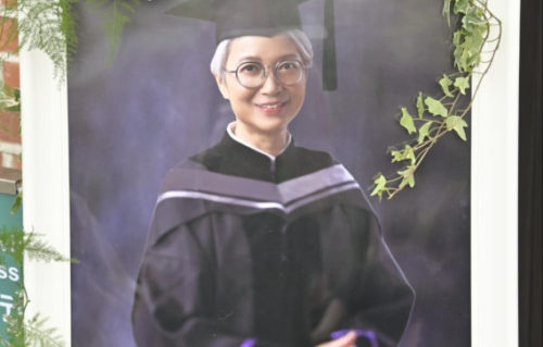 陈敏儿追悼会已举行，儿子泪崩、邓萃雯蔡少芬到场，刘德华送去花圈