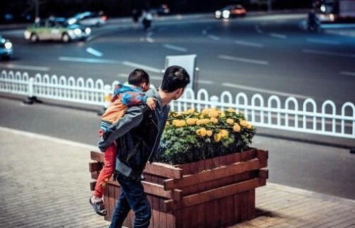 中国大部分父母拼命帮儿子成家，结果发现，儿子根本没能力养家
