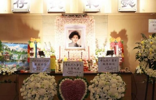 香港知名演员安详离世，正式出殡火化，21张珍贵照片曝光