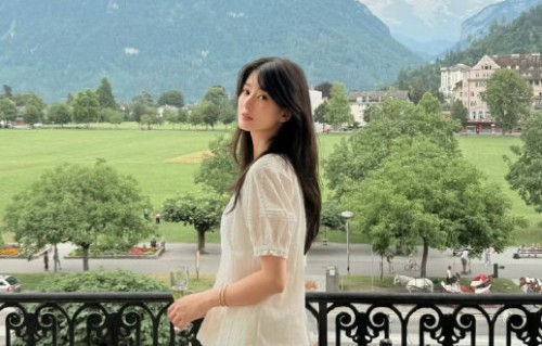 乔欣瑞士旅行照刷屏，松弛感爆棚，网友喊话：快进组！