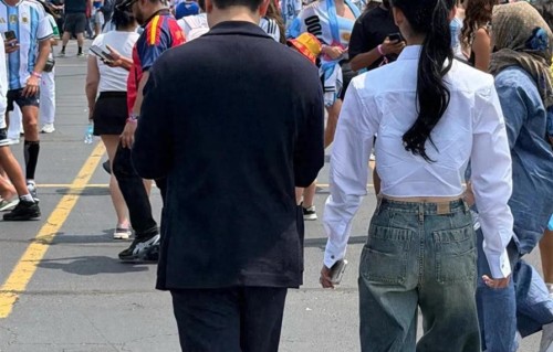 林俊杰和女友七七看世界杯决赛，七七衬衫皱巴巴，看不出像富家女