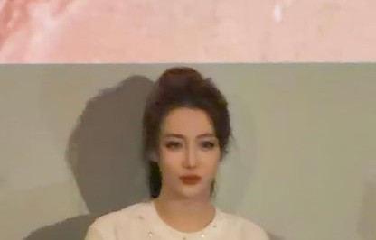 周星驰亲赞迪丽热巴天才，登顶《中国银幕》封面