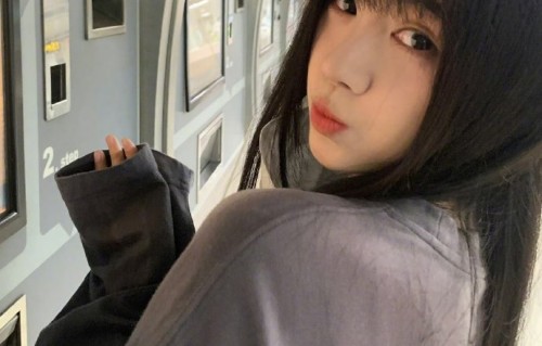 鞠婧祎的齐刘海造型在新剧《万花世界》中是什么样的？