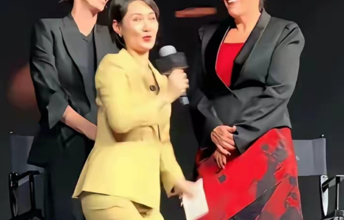主持人陈旋半蹲为外籍嘉宾递麦，回应称避机位，网友质问“选择性弯腰”