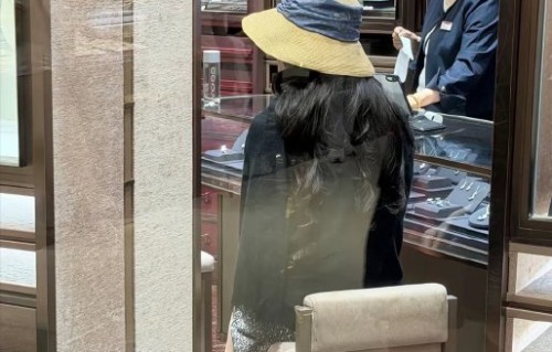 刘亦菲给员工送黄金礼物是临时起意吗？