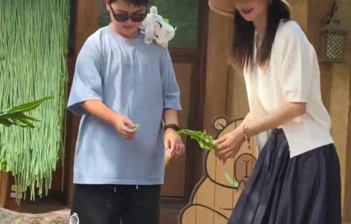动物园偶遇佟丽娅母子，10岁儿子俊朗大方，温馨互动治愈十足