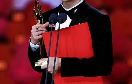 易烊千玺工作室漏写角色名后如何补救的？