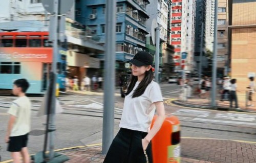 迪丽热巴在《声临其境2》中全英文配音《冰雪奇缘》安娜的视频