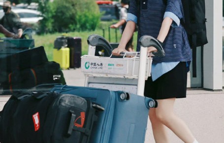 全女自驾露营综艺官宣！李宇春辛芷蕾高叶倪妮同框戈壁