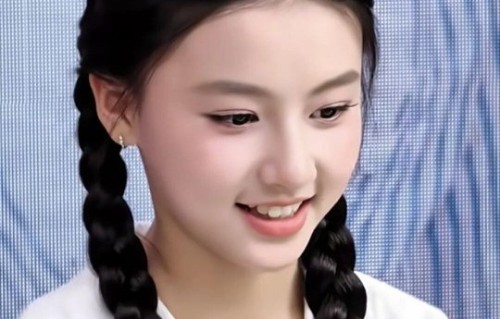 14岁赵钰琪素颜封神：港风骨相美少女的天然美学