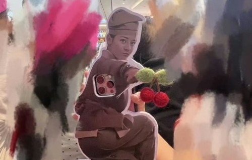 迪丽热巴被什么手机壳逗到笑场？