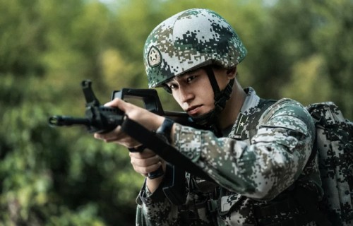 《兵自风中来》暑期档突围，欧豪如何站稳“硬核男主”赛道？|军人|爆款|人物|郭子剑|题材