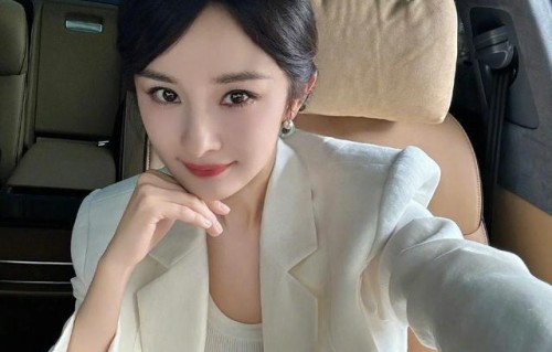 杨幂白西装大长腿副驾现身,网友:这样的上班路太养眼,你敢不迟到吗?
