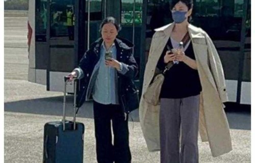 谢霆锋喜当爹？57岁王菲现身机场，穿着宽松肚大如球疑怀孕3个月