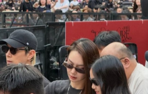 戚薇夫妇如何平衡女儿Lucky的隐私保护与公众关注？