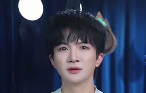 周深脱口秀即兴爆笑，工作留痕被玩出新梗