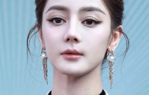 为什么迪丽热巴新剧角色取名王语嫣会引发粉丝争议？|经典|天龙八部|刘亦菲|民国|词条