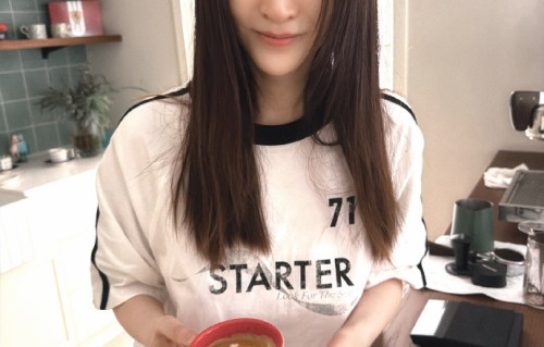 50岁李小冉立秋晒手作咖啡！冻龄素颜出镜调侃抽象拉花，网友：太松弛