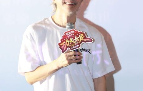 周星驰在路演中为何哽咽落泪？