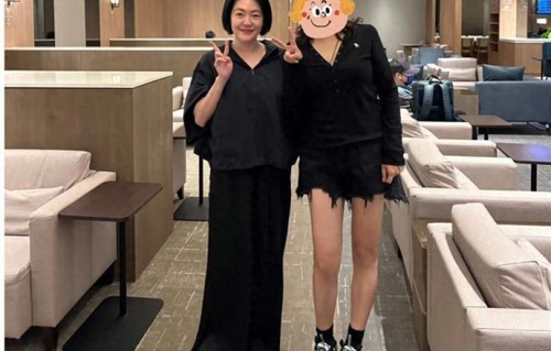 小S带妈妈来上海散心，机场被偶遇，一句谢谢说明了一切
