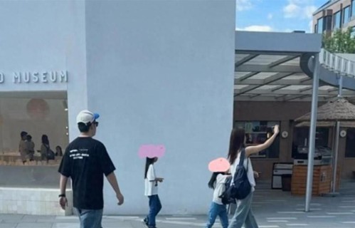 陈赫带妻女度假，与171高个老婆牵手走一起，鞋底比张子萱的还厚