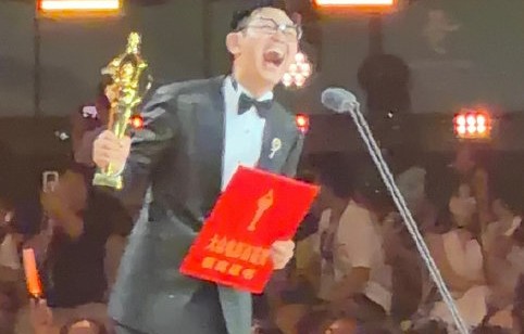 没学过导演的大鹏拿下最佳导演奖，凭的是什么？