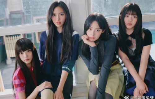 NewJeans出道四周年周边有哪些官方限定物料？