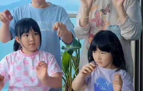 王祖蓝俩女儿近照曝光！基因分化引热议