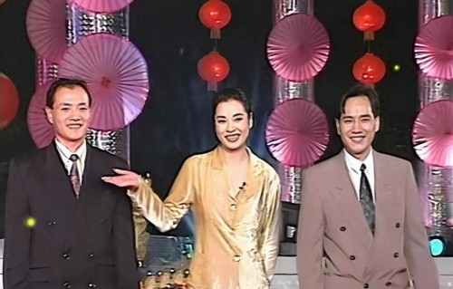 富豪丈夫去世5年后，63岁毛阿敏近况曝光：白发不染黑，儿女相伴