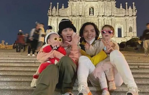 向华强偏心孙女，合影搂着郭碧婷女儿，向佐儿子很羡慕姐姐被宠