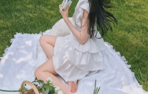 刘亦菲小太初素颜晒太阳：松弛感太治愈