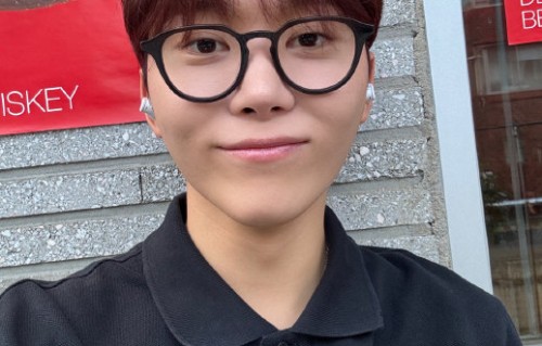 周佑凌捂嘴笑为何被赞比完美演绎更圈粉？
