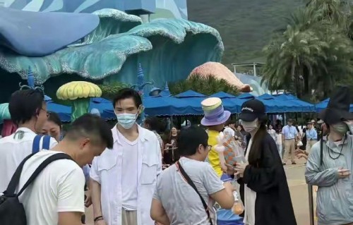 向佐携全家珠海出游，向太坐轮椅玩手机松弛感拉满