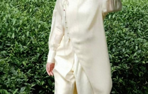 39 岁李思思近况曝光，县城商演的西装皱巴巴，为俩儿子拼命赚钱