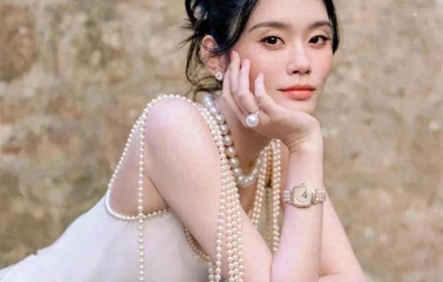 奚梦瑶现身新加坡被偶遇，羽绒服配短裤，气质出众，白的发光！