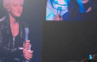 全红婵现身黄子韬演唱会！坐内场被点名害羞低头，赛场外展现反差萌|音乐|粉丝|追星|衣角|冠军