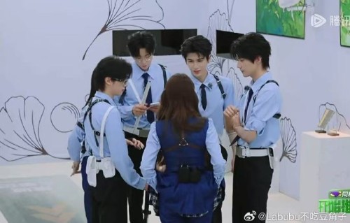 网友如何评价杨超越“不扫兴”的综艺感？