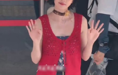 白鹿短发光脚争议回应：黑长直仅短期，干练短发为涅槃重生