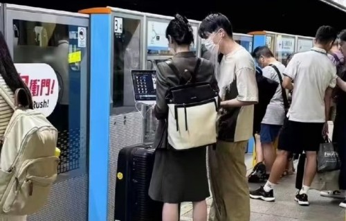 张雅琪被曝十余年隐婚，工作室至今未回应|男方|学生时代|万俊丰|信源|婚礼