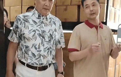 74岁唐国强现身4S店买豪车!老干部打扮破防，经理亲自接待太离谱了_星娱碎碎唠