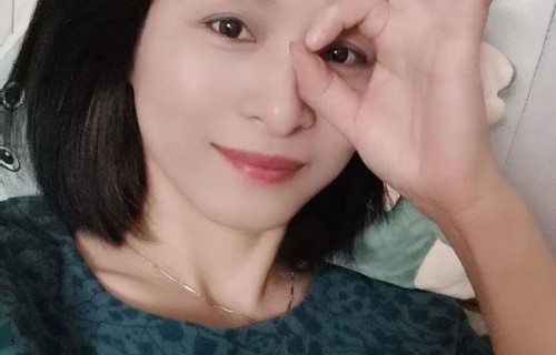 谢贤前女友COCO，直播时被质疑穷，晒前男友首饰声称一般人比不上她。可一段12年青春换来的首饰，又能支撑多久的体面？