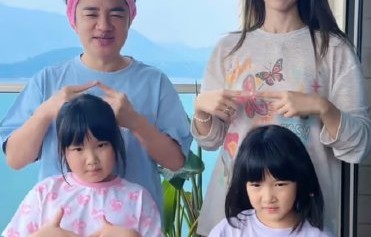 王祖蓝俩女儿近照曝光：身高颜值双逆袭，基因太强大