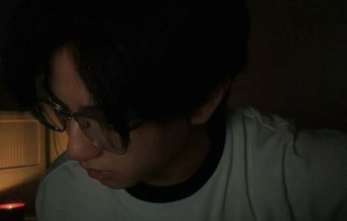 穆祉丞素颜弹吉他，泡泡随拍暗光自带滤镜