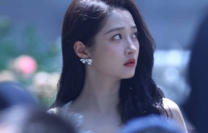 关晓彤《红掌》雨夜撑伞造型为何获赞？