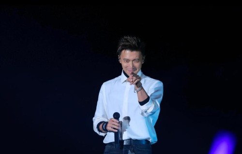 难怪缺席儿子生日，谢霆锋宣布2个好消息，他和杨幂同命相怜